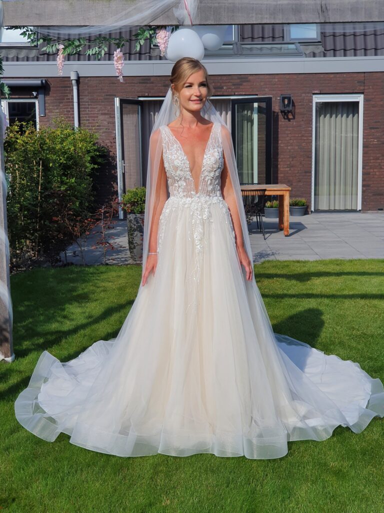 Beautiful wedding dress Eva Lendel  White Regular Long V-neck New (Un-Altered) Tulle Size 36