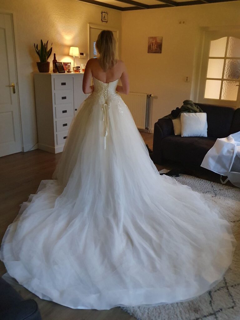 Benefits of buying a second-hand wedding dress. 