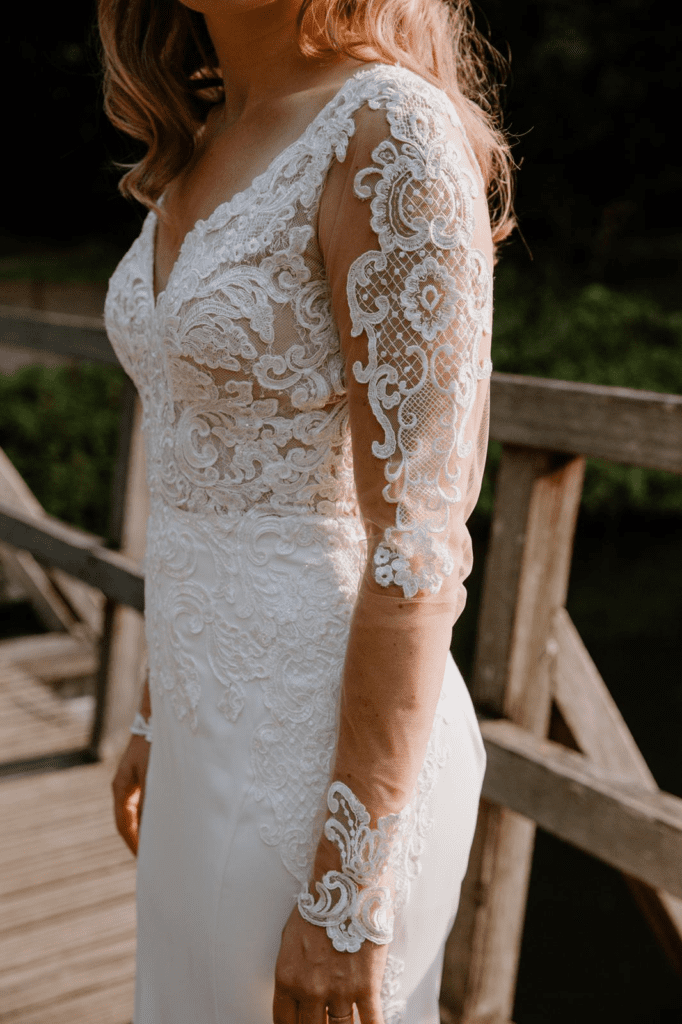 Modern wedding dress Vindress Ivory Regular Long V-neck New (Un-Altered) Natural Size 36