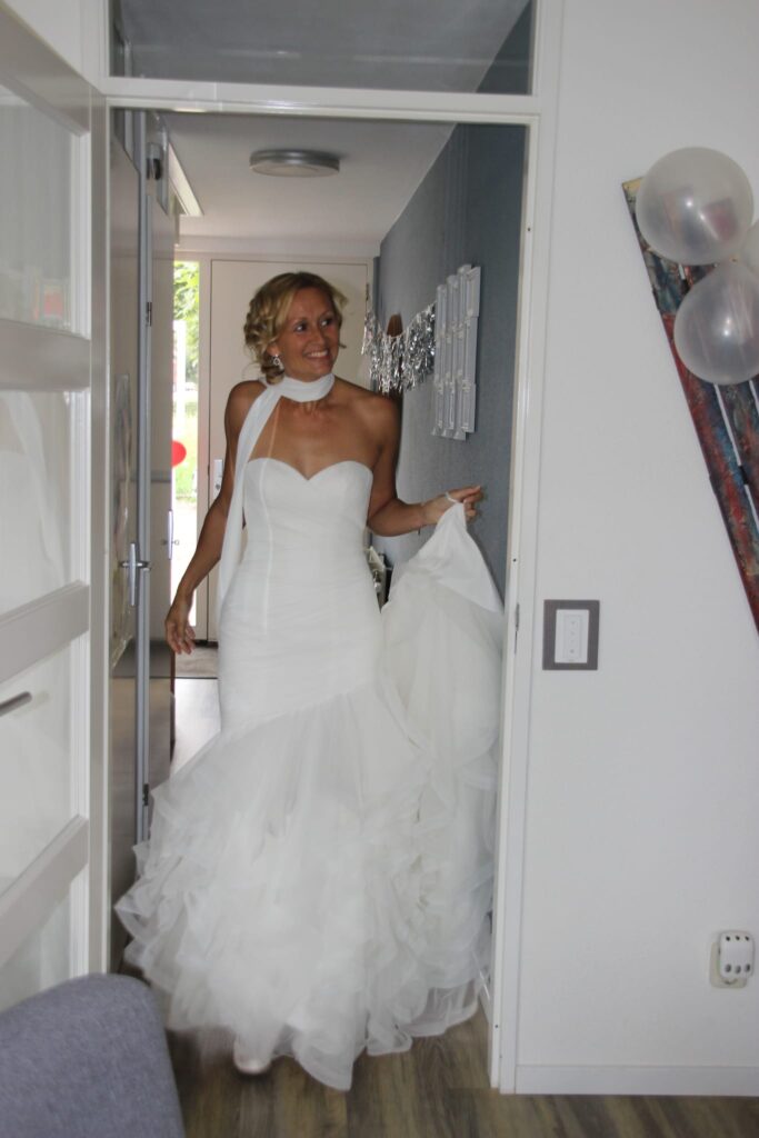 Modern wedding dress Pronovias White Regular Long Strapless New (Un-Altered) Satin Size 38