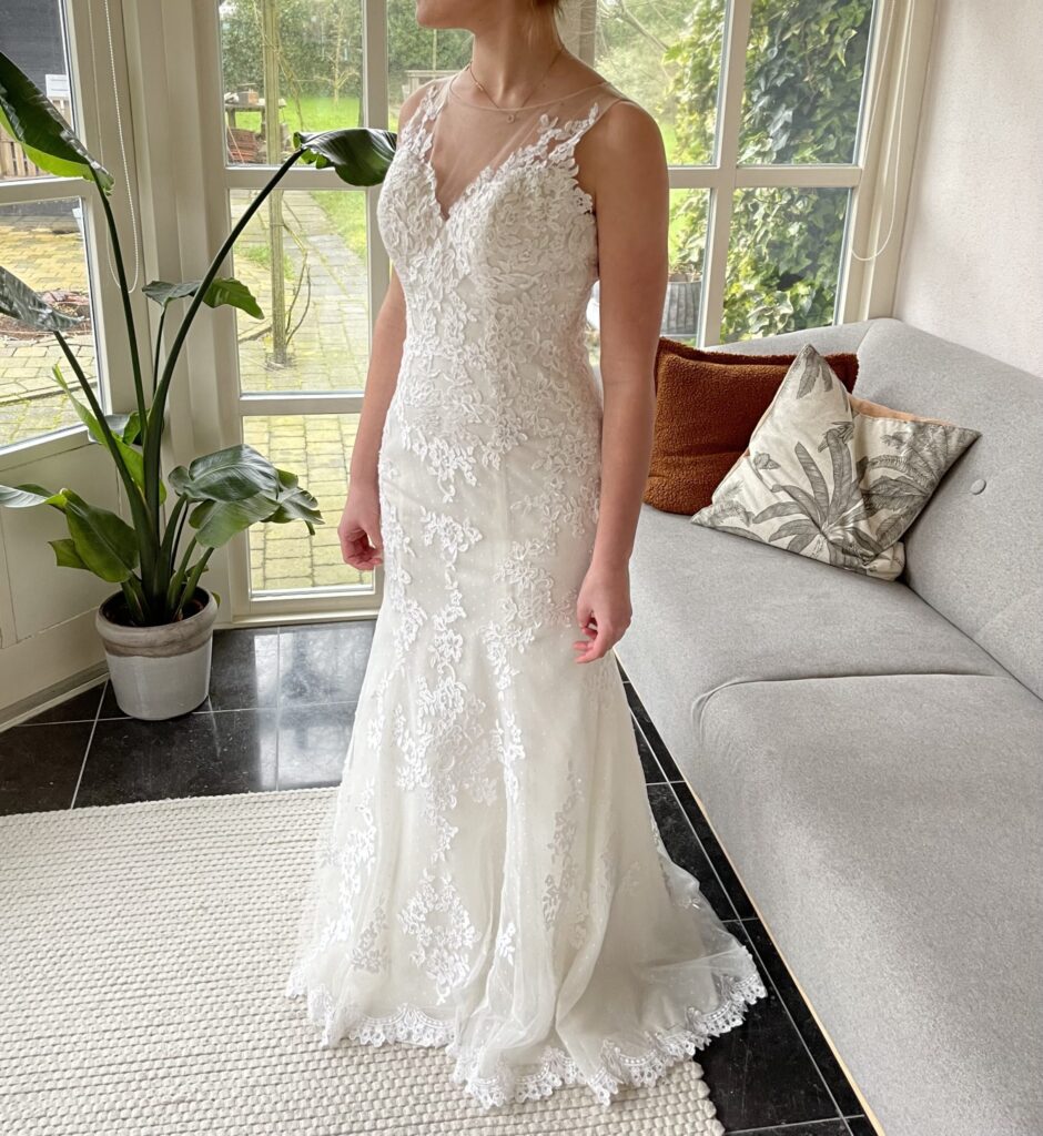 Precious wedding dress Vindress Ivory Regular Long V-neck New (Un-Altered) Natural Size 36
