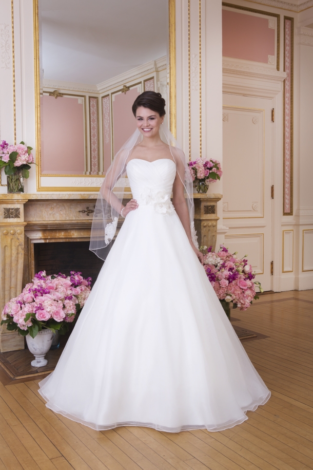 Modern wedding dress Vindress Ivory Regular Long Strapless New (Un-Altered) Natural Size 34