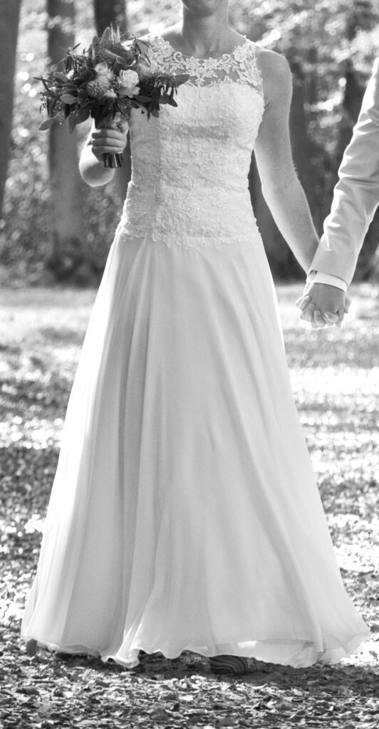 Modern wedding dress Vindress Ivory Regular Long V-neck New (Un-Altered) Natural Size 40