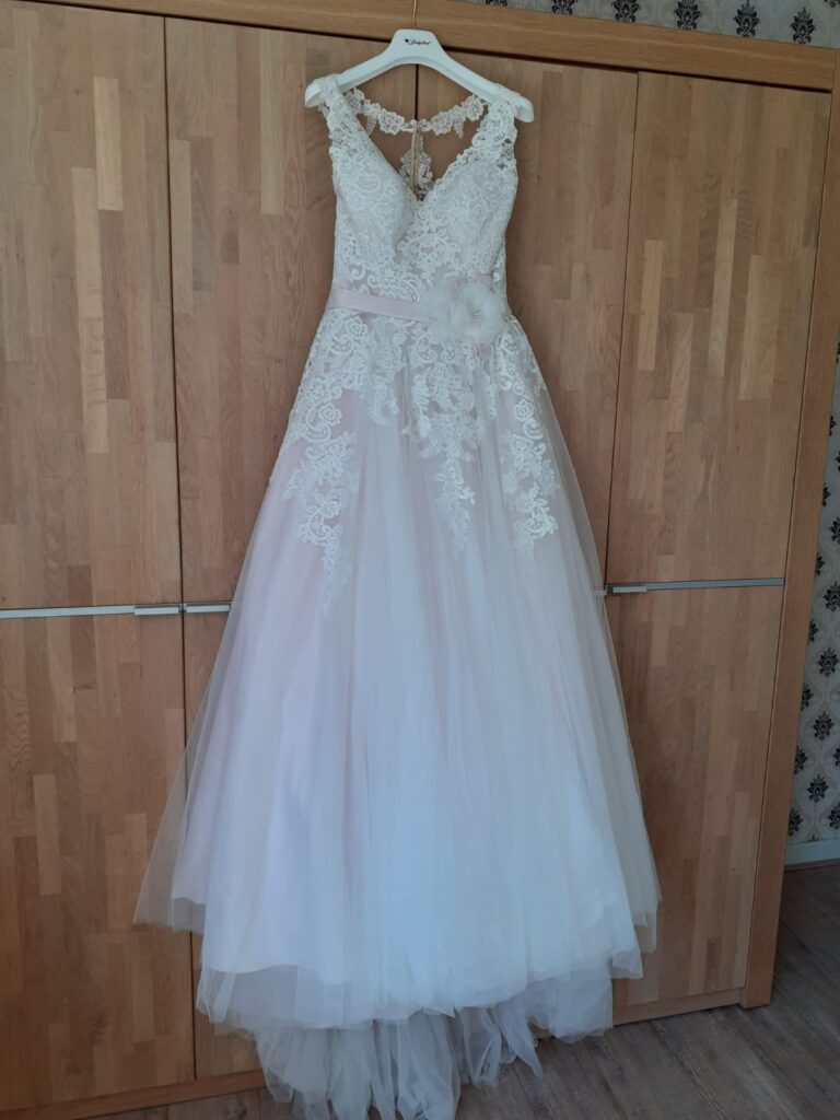 Entzückendes Kleid Vindress Weiß Regular Long V-Ausschnitt Neu (unverändert) Satin Größe 40