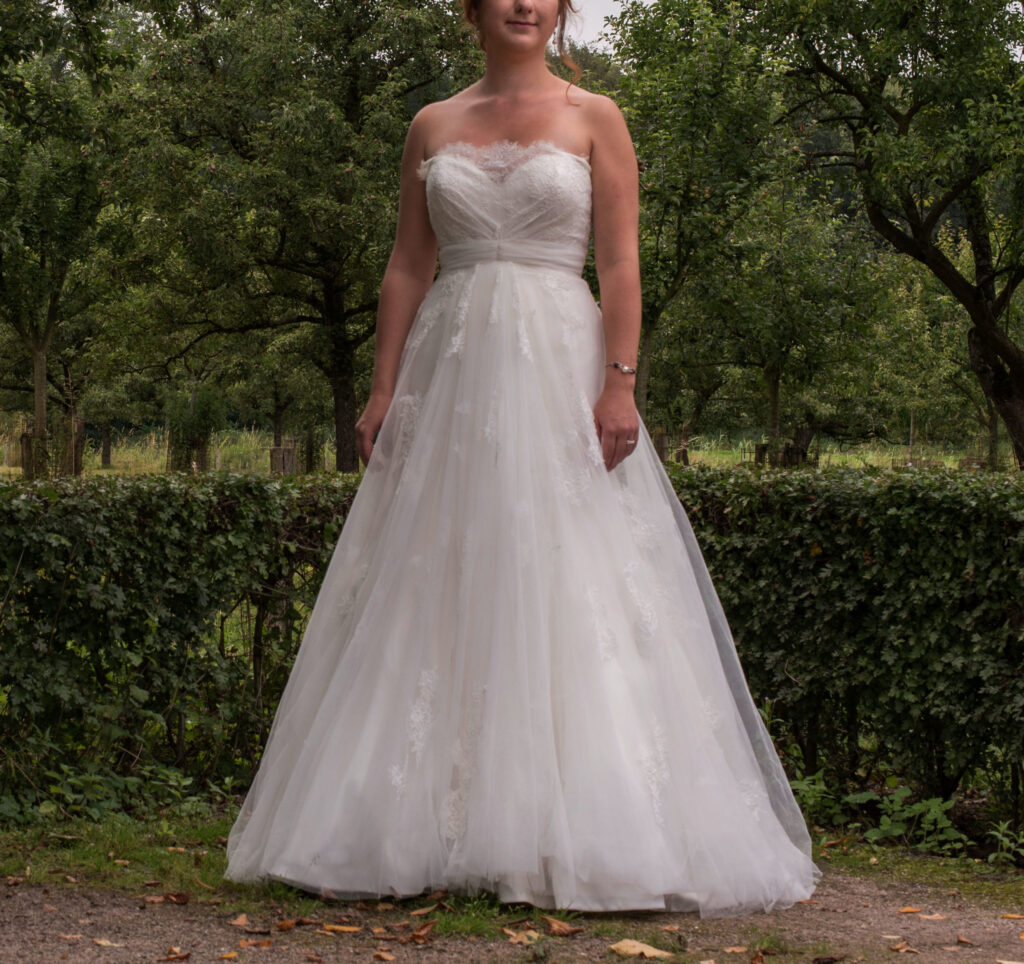 Luxurious wedding dress Sweetheart White Regular Long Strapless New (Un-Altered) Natural Size 38