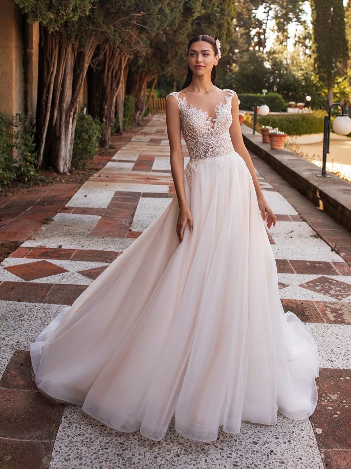 Classy wedding dress Pronovias White Regular Long V-neck New (Un-Altered) Tulle Size 36