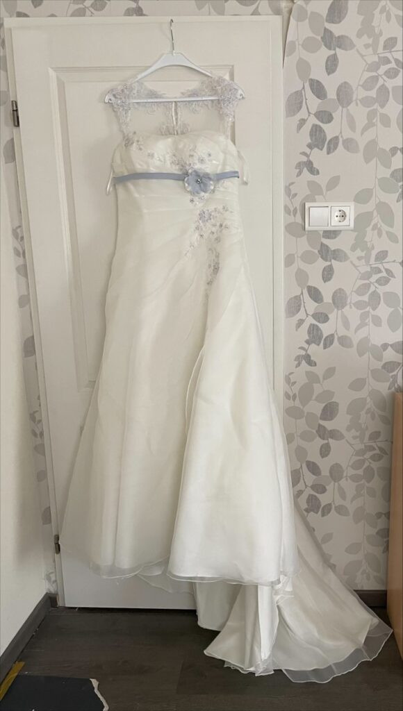 Adorable robe de mariée Vindress White Regular Long V-neck Nouveau (non altéré) Satin Taille 42