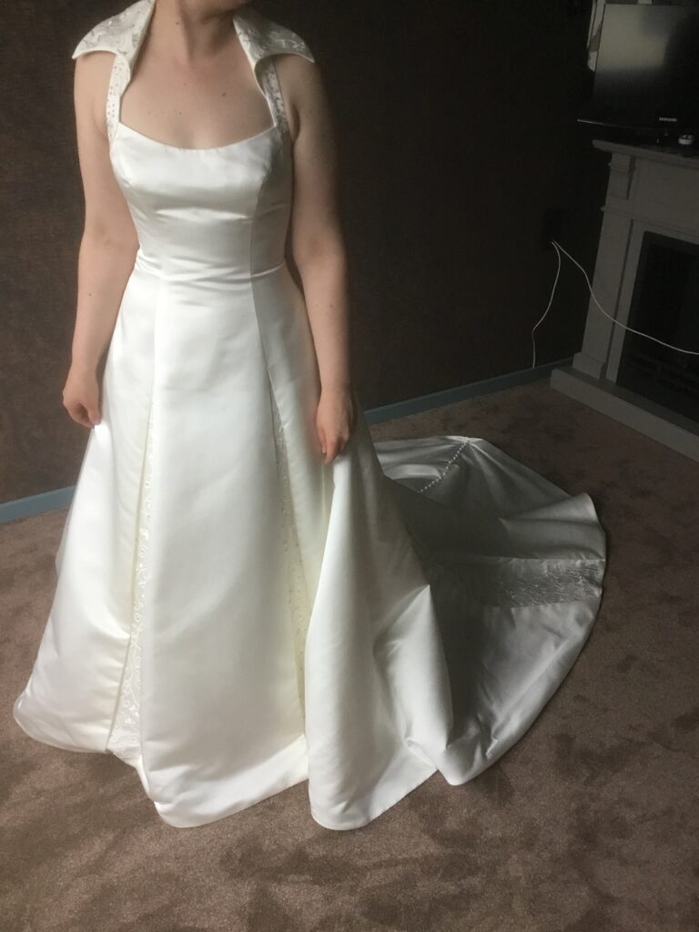 Classy wedding dress Vindress Ivory Regular Long V-neck New (Un-Altered) Satin Size 40