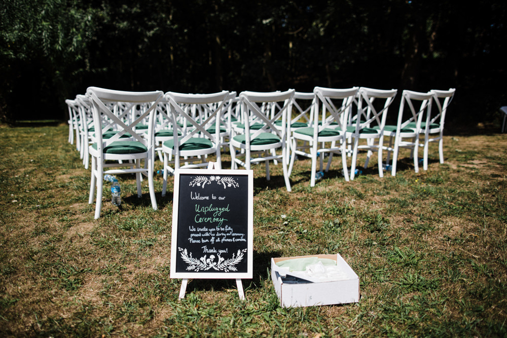 How To Plan An Unplugged Wedding + 28 Unplugged Sign Ideas
